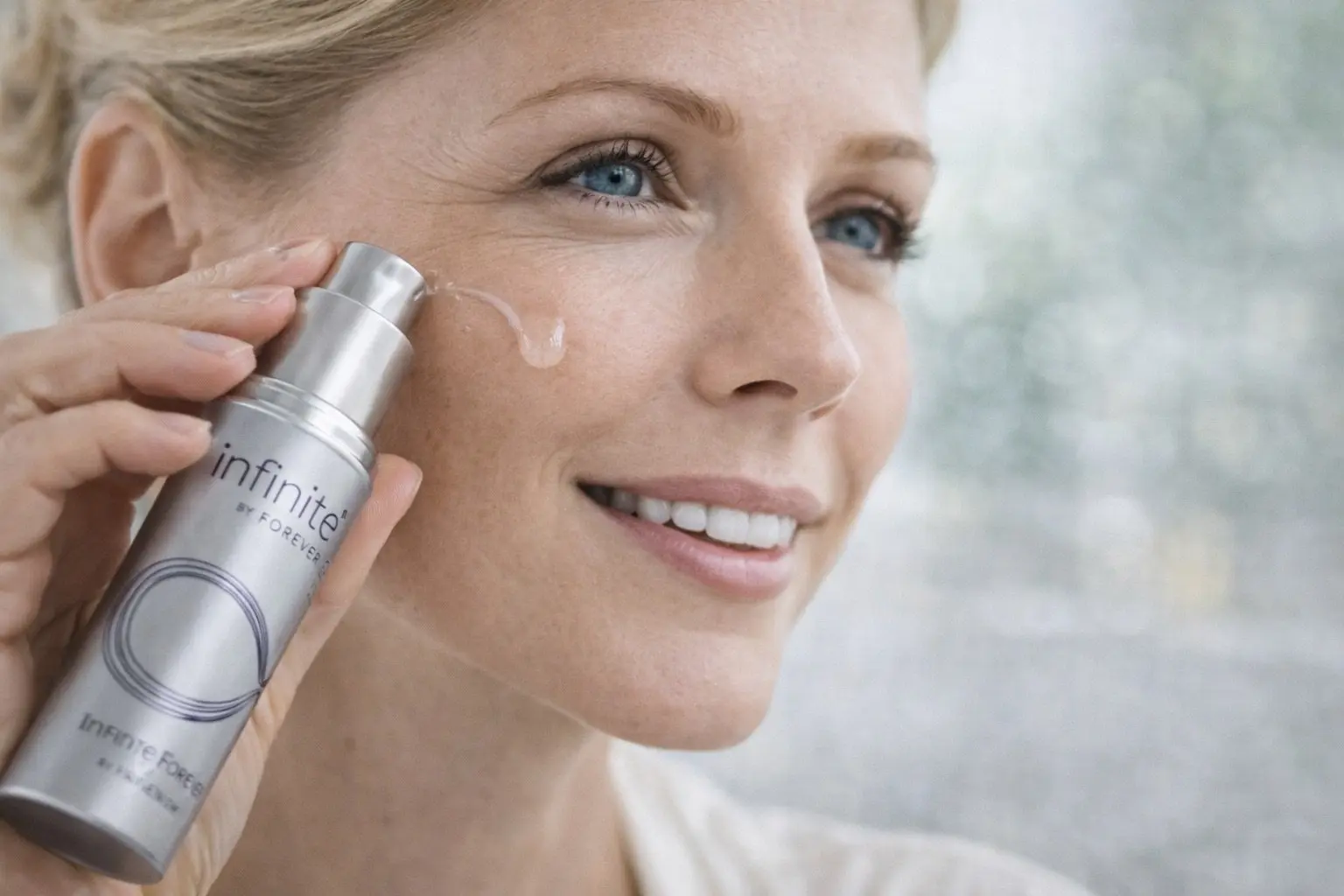 Infinite by Forever Firming Serum v produktovej a každodennej scéne