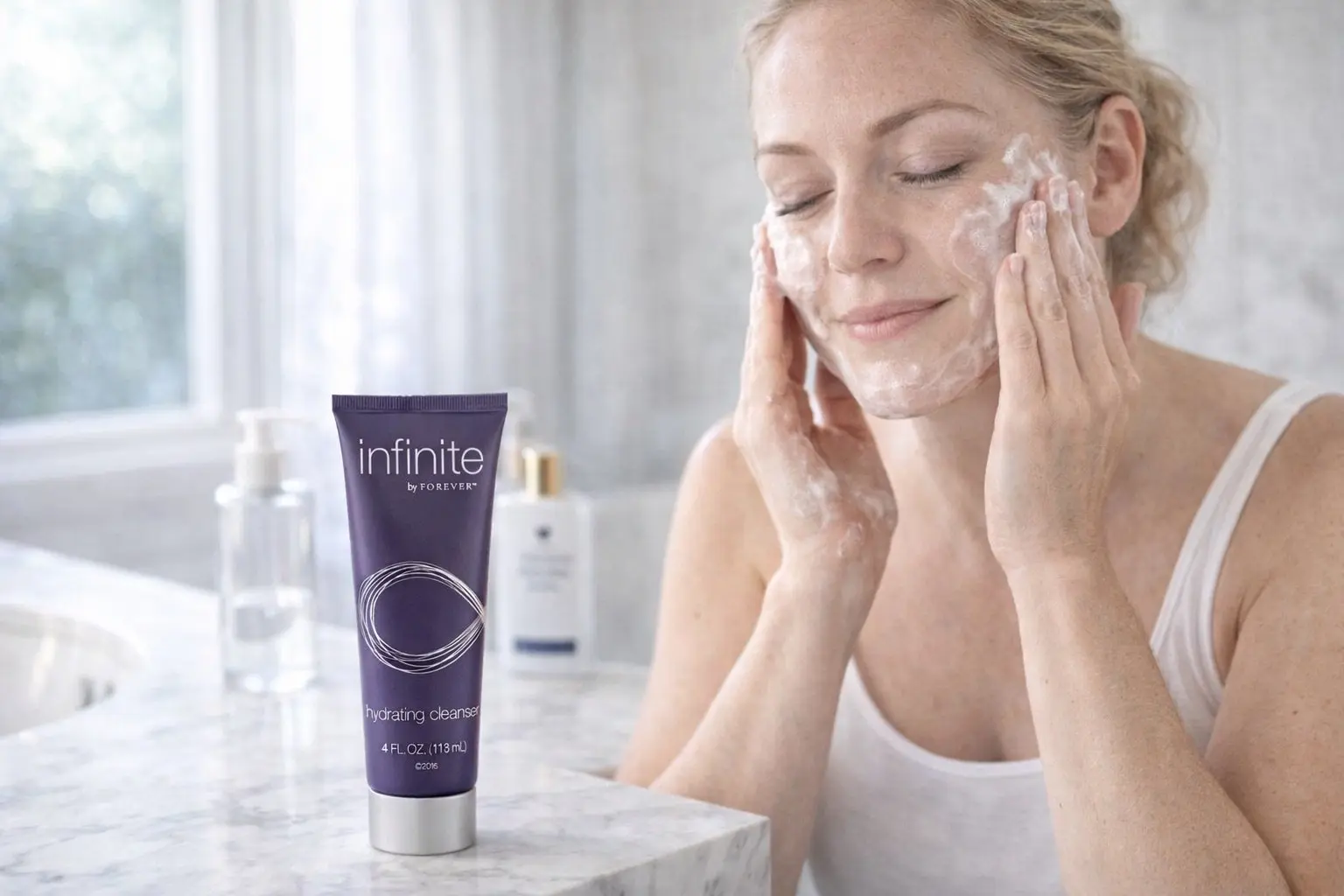 Infinite by Forever Hydrating Cleanser v produktovej a každodennej scéne
